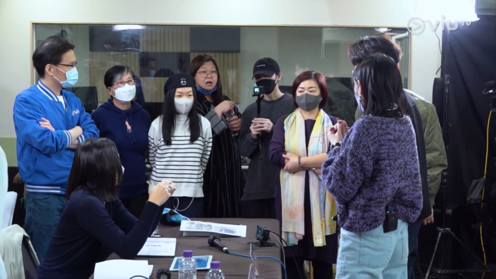 花姐直接問佢:「定係(你想)辭職呀?」