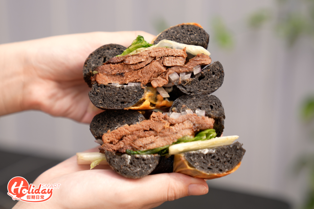 牛舌蓋滿整片貝果，份量足料。