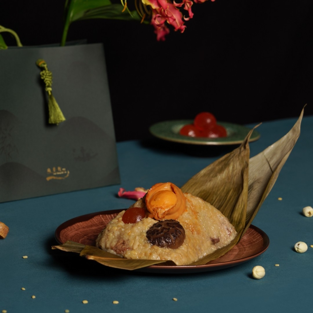 至尊鮑魚瑤柱裹蒸糉。