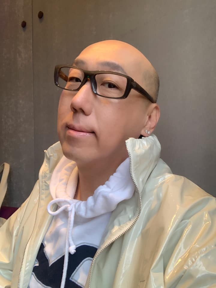 對於傳出離世消息,令佢嘅好友大感震驚,有指佢因為財政困難而選擇輕生