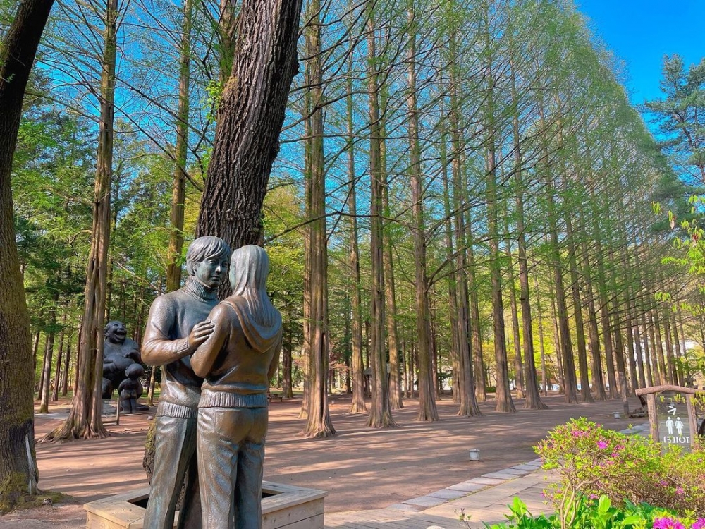 當地更設男女主對望嘅雕像同照片。