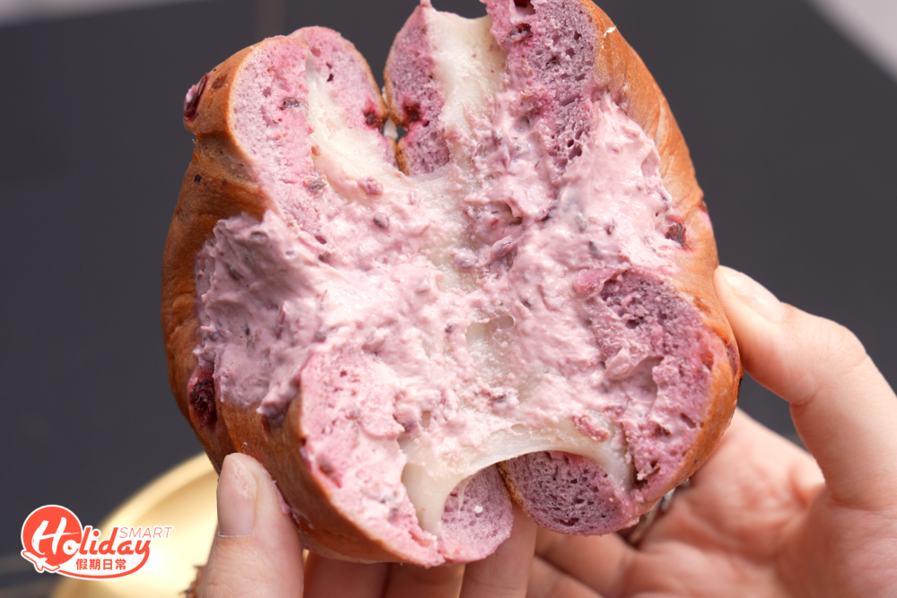 紫薯紅莓貝果包與五重莓味的忌廉芝士配搭原味的麻糬，酸酸甜甜很開胃。