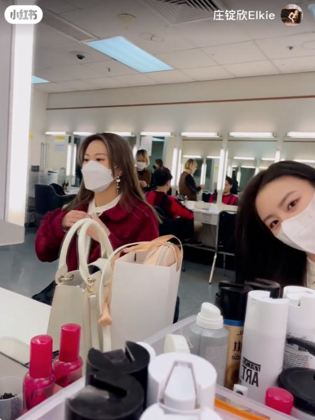 之前佢喺香港又到訪TVB電視城,同簽約TVB嘅家姐一齊拍片。