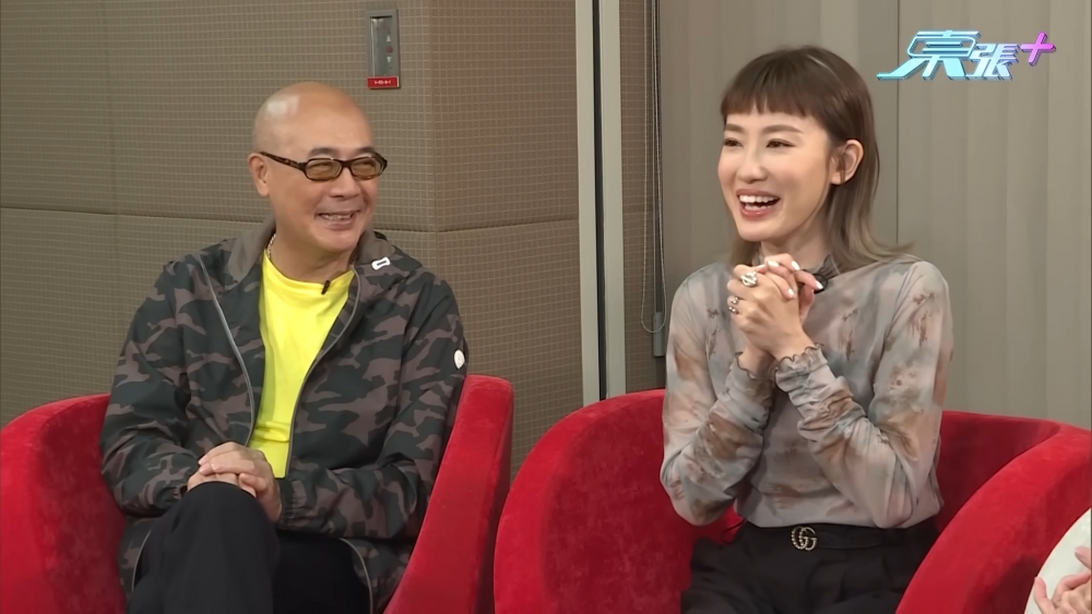 蔣家旻睇落有啲尷尬，陪笑接話。