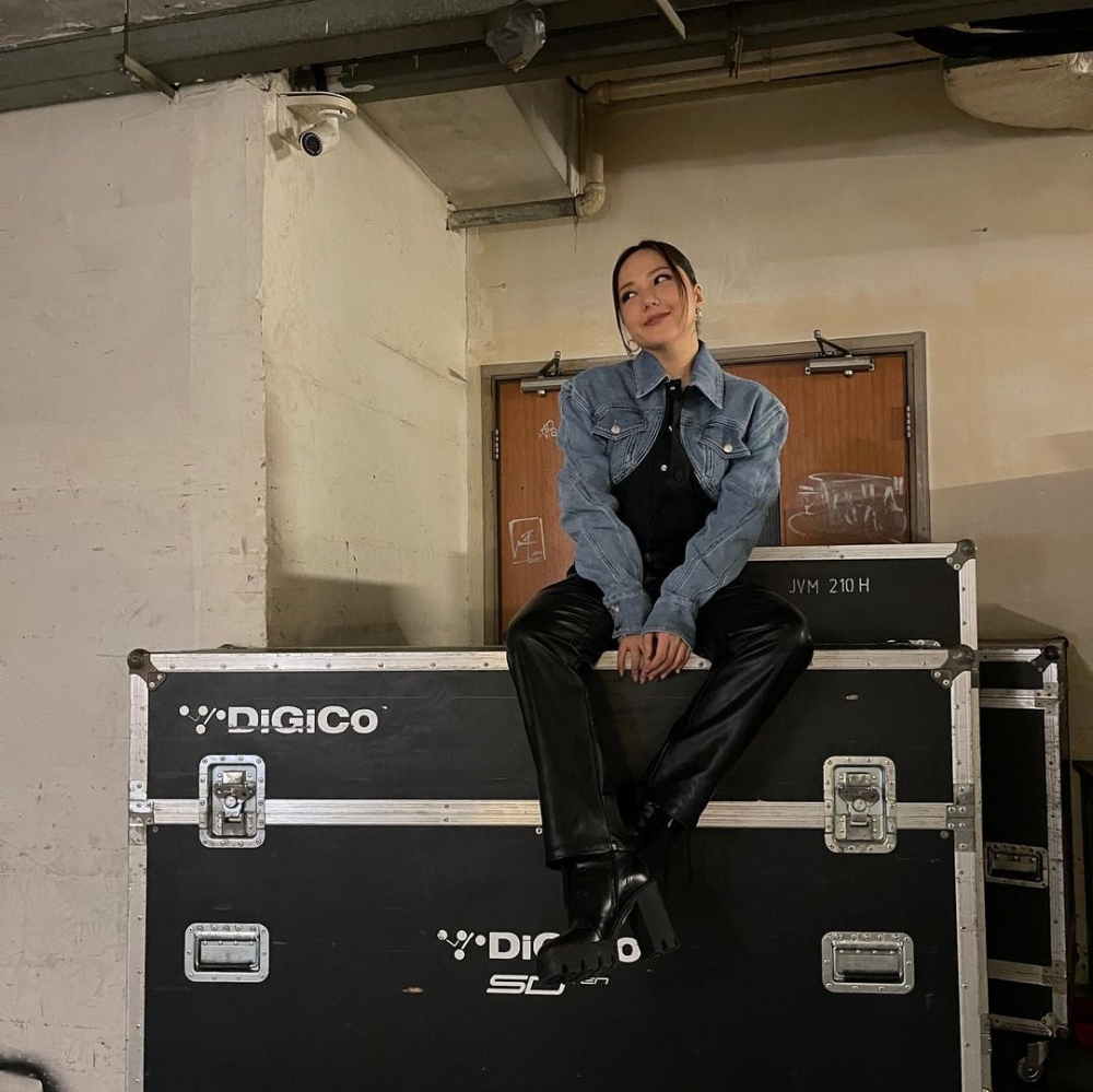 衛蘭嘅爸爸係菲律賓人，媽媽則係韓國人，佢自細接受外國家庭老師教育，因此英語可以話係佢嘅「母語」