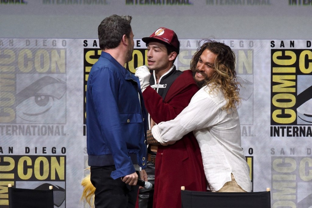 在記者會上攬實「閃電俠」Ezra Miller！