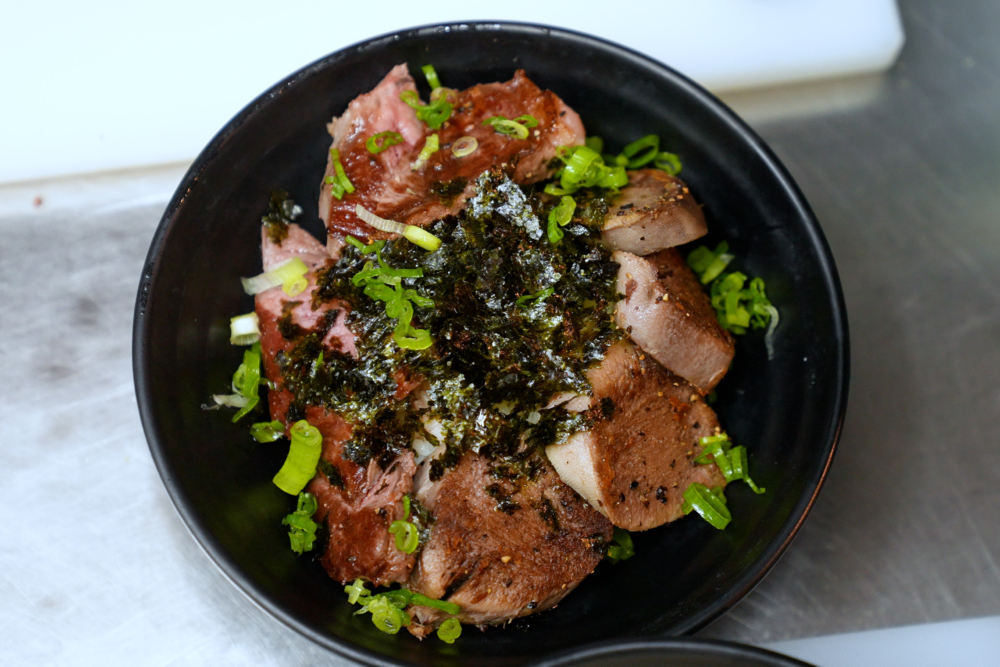 牛舌尖拼牛板鍵丼飯也是另一人氣之選。