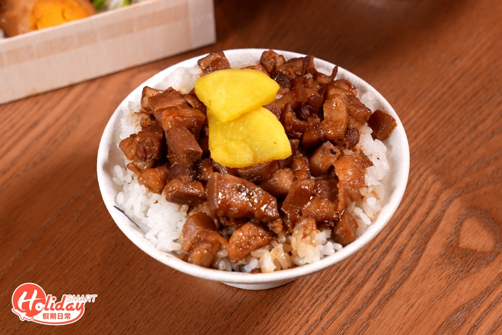 招牌滷肉飯其五花肉肥瘦均勻，油脂味濃香。