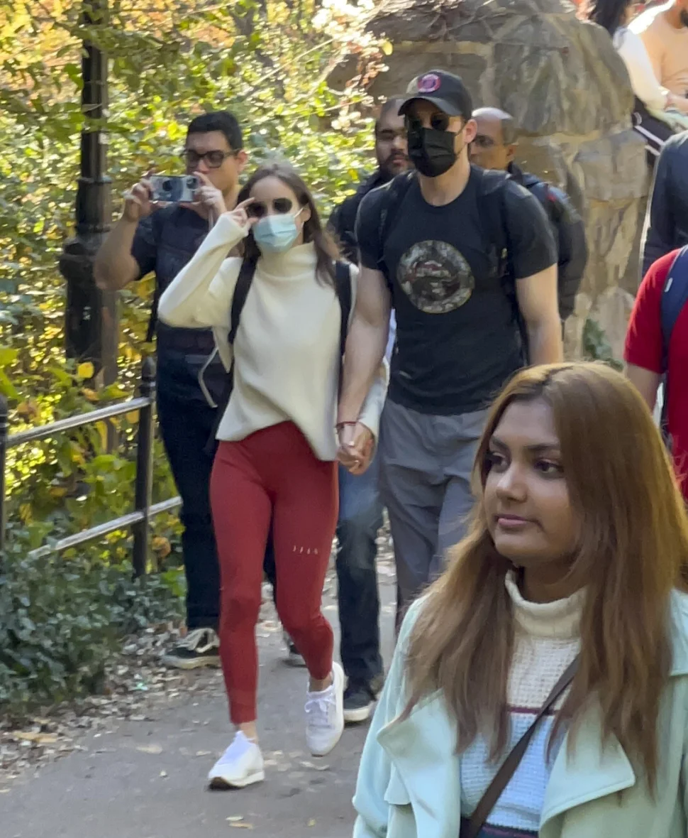 兩人在紐約公園約會被狗仔隊發現!