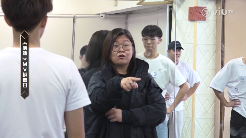 花姐睇完主題曲表演後直言:「你哋呢啲咁嘅質素,上到節目都係畀人恥笑㗎啫!」