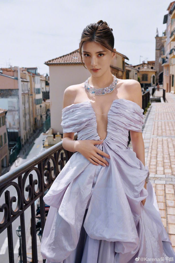 「中門大開」盡晒身材！