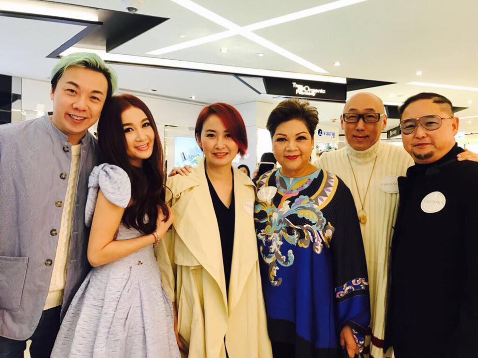 近年佢雖然少喺幕前出現,亦移居內地,但仍同一眾圈中好友保持聯絡