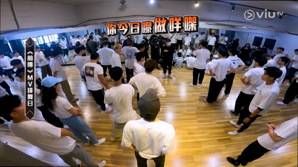 最後更趕佢出去舞室:「你要拍喺出面拍!」