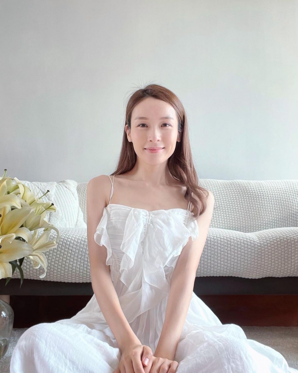 近日Ali喺IG分享近照，佢著上一條白色吊帶長裙，薄施脂粉已十分突出