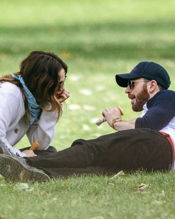Chris Evans曾被目擊與Lily James在公園約會~