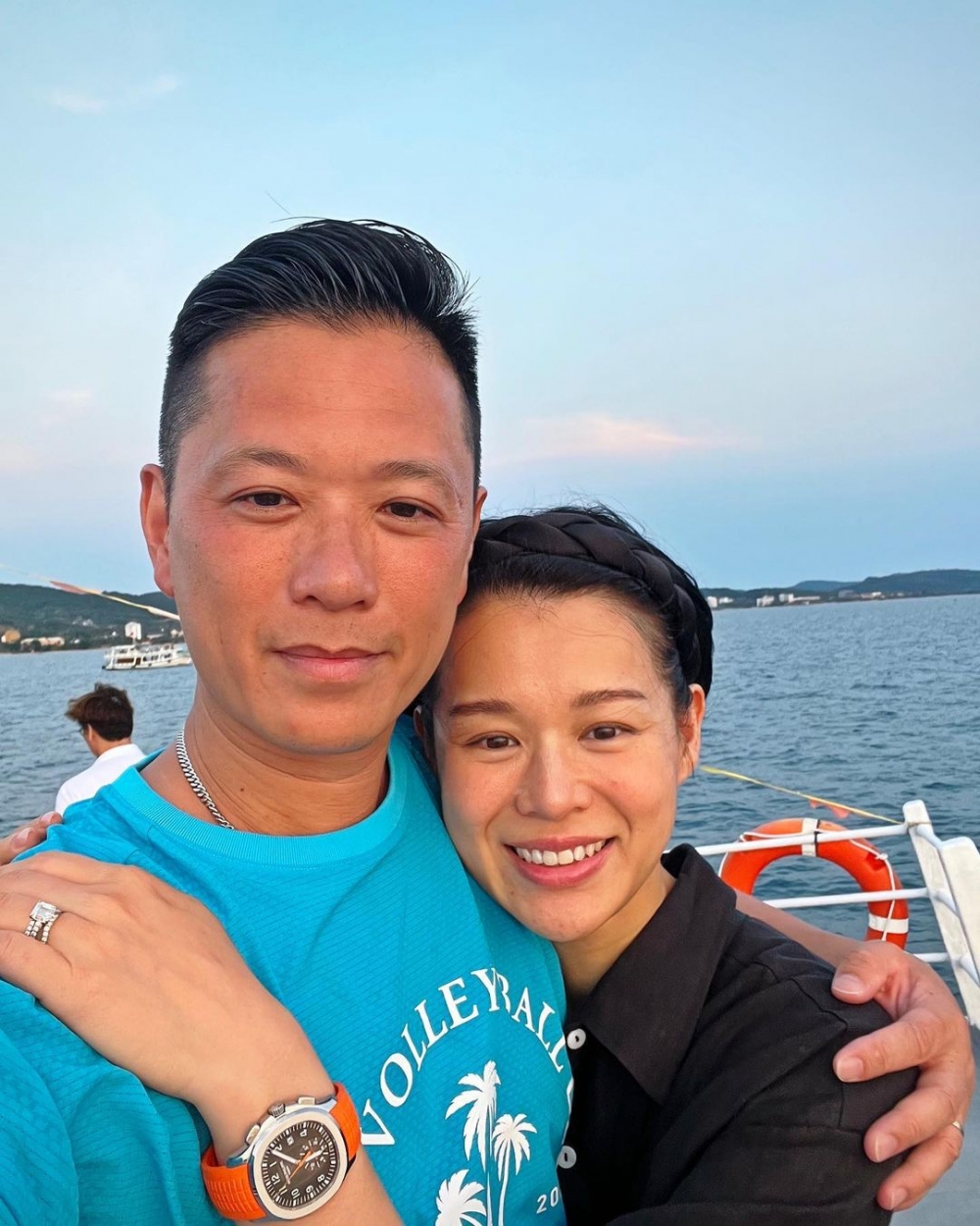 杏兒手上鑽戒十分搶鏡，佢同老公有好多攬肩貼面照，可能因為出海嘅原因，胡杏兒並未化妝