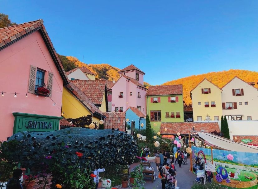 小法國村每棟建築都係五彩繽紛。