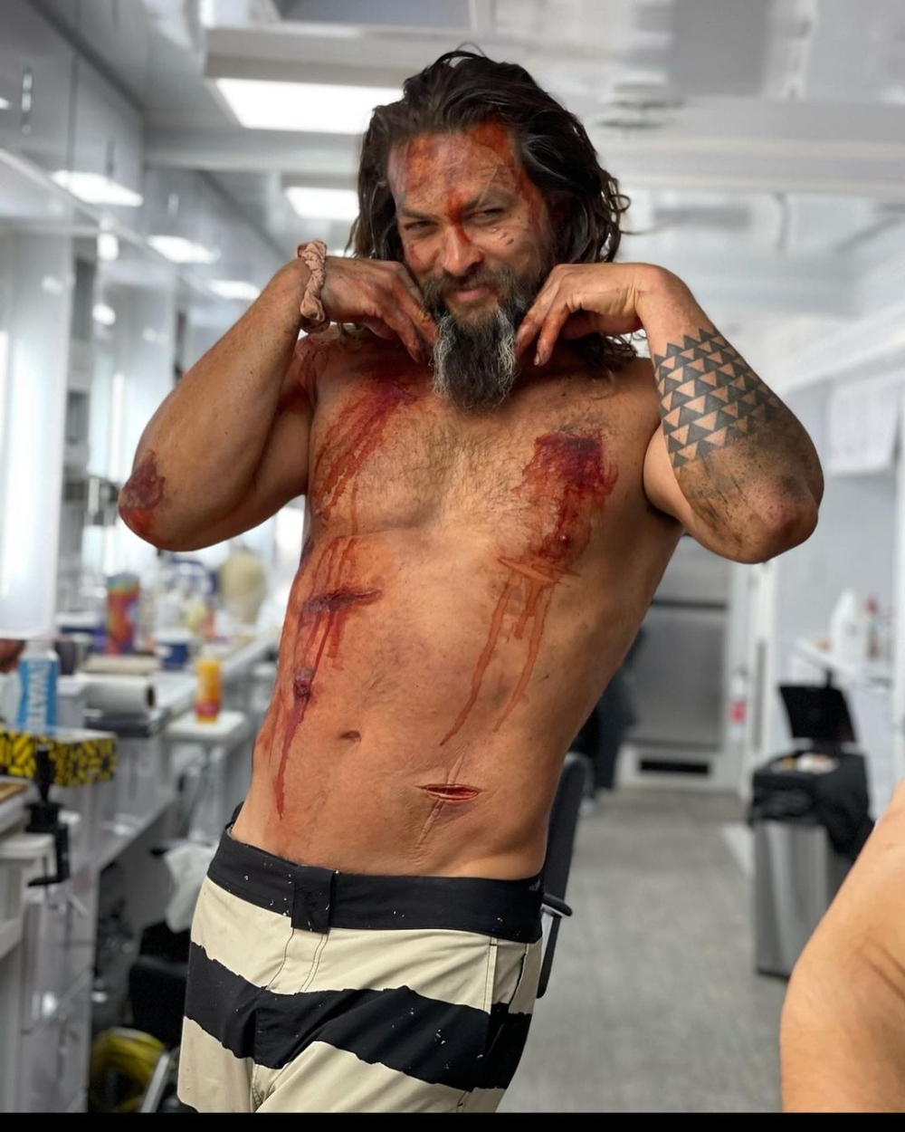 Jason Momoa最常用的扮可愛指定動作係雙手托腮變成一朵花！