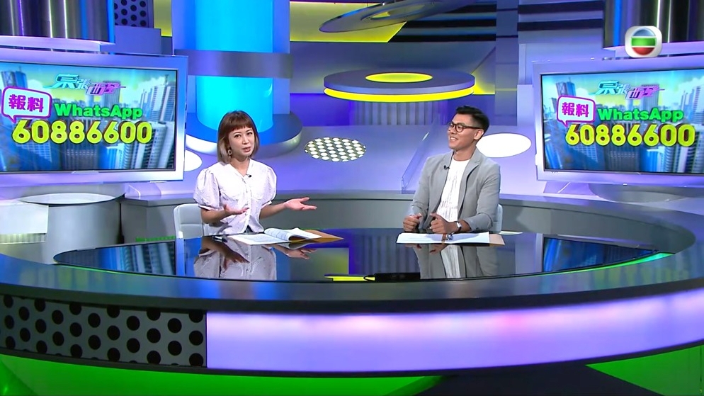 黃耀英（右）略帶尷尬。