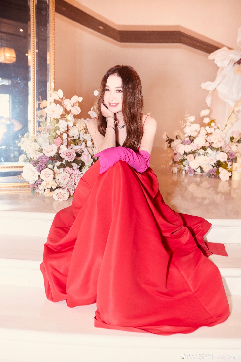 現年56歲嘅溫碧霞一向保養得直，曾以「神仙身材」、「不老少女」等稱號登上微博熱搜