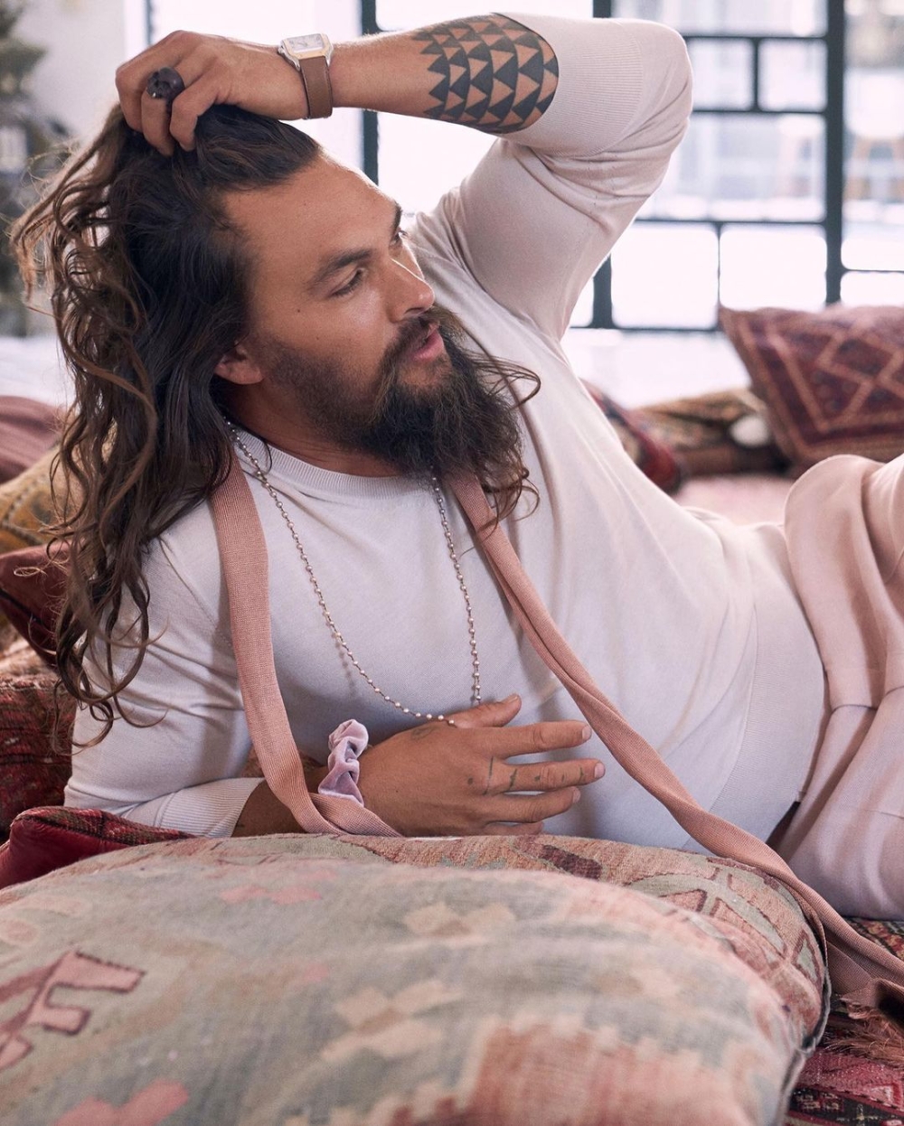 Jason Momoa的手上經常戴著粉紅色髮圈其實係女兒的東西～