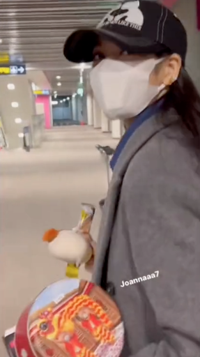 連韓國女團BLACKPINK成員LISA嚟香港開演唱會後都帶埋返韓國