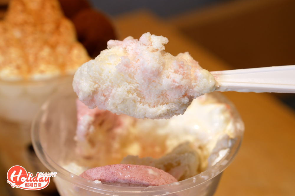 軟綿綿的粉雪冰採用北海道牛乳製成，入口即溶，帶有濃郁奶香。