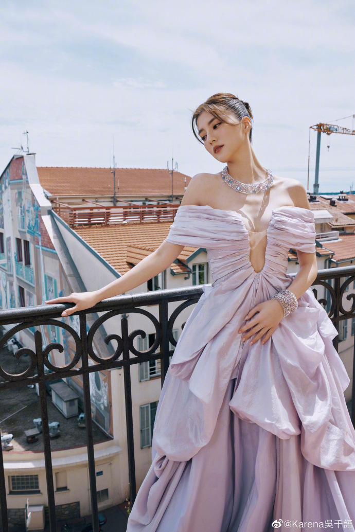 吳千語獲內地網民大讚佢「美出天際」、「千語真的顏值好高」、「狀態太好了吧」、「優雅又有氣質」。