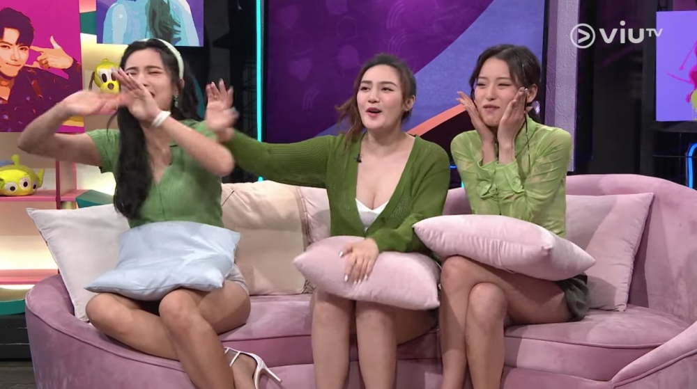 喺最近播出一集中,3位女主持都著上綠色系嘅上衣