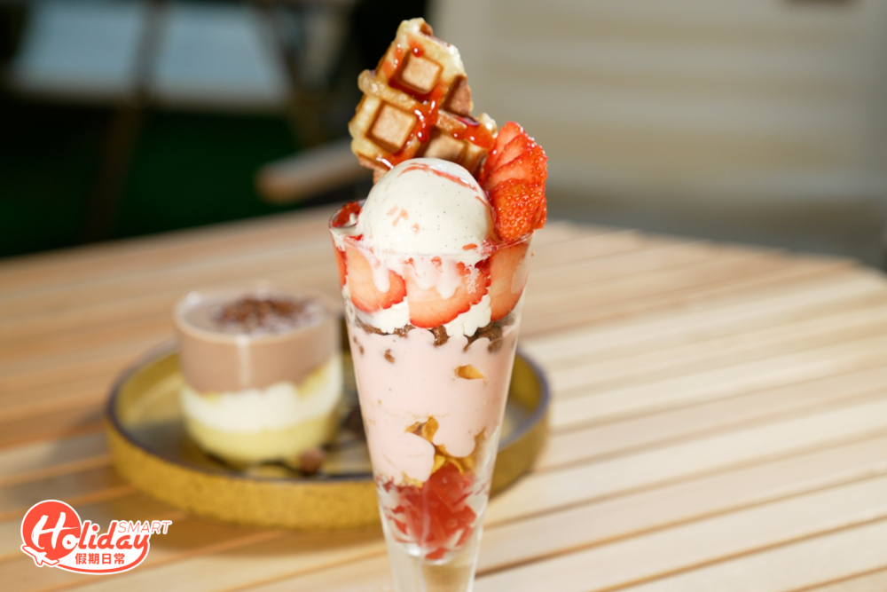 士多啤梨芭菲加入了新鮮果肉、脆片及窩夫等配料，層次豐富。