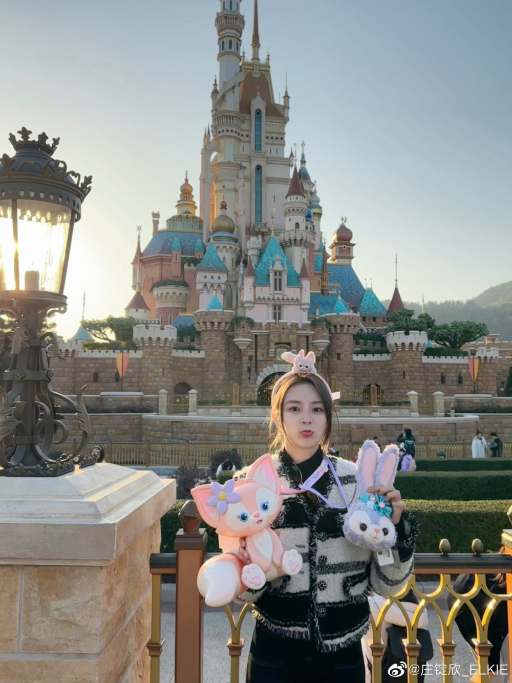 莊錠欣（Elkie）作為首位「港產韓星」，出道時都受到唔少網民關注