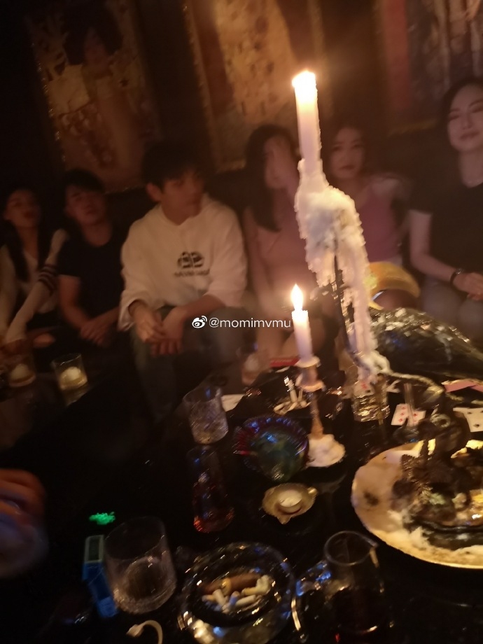 有網友指向佐已有另一半都唔「潔身自好」,仲去夜店搵多位美女陪伴