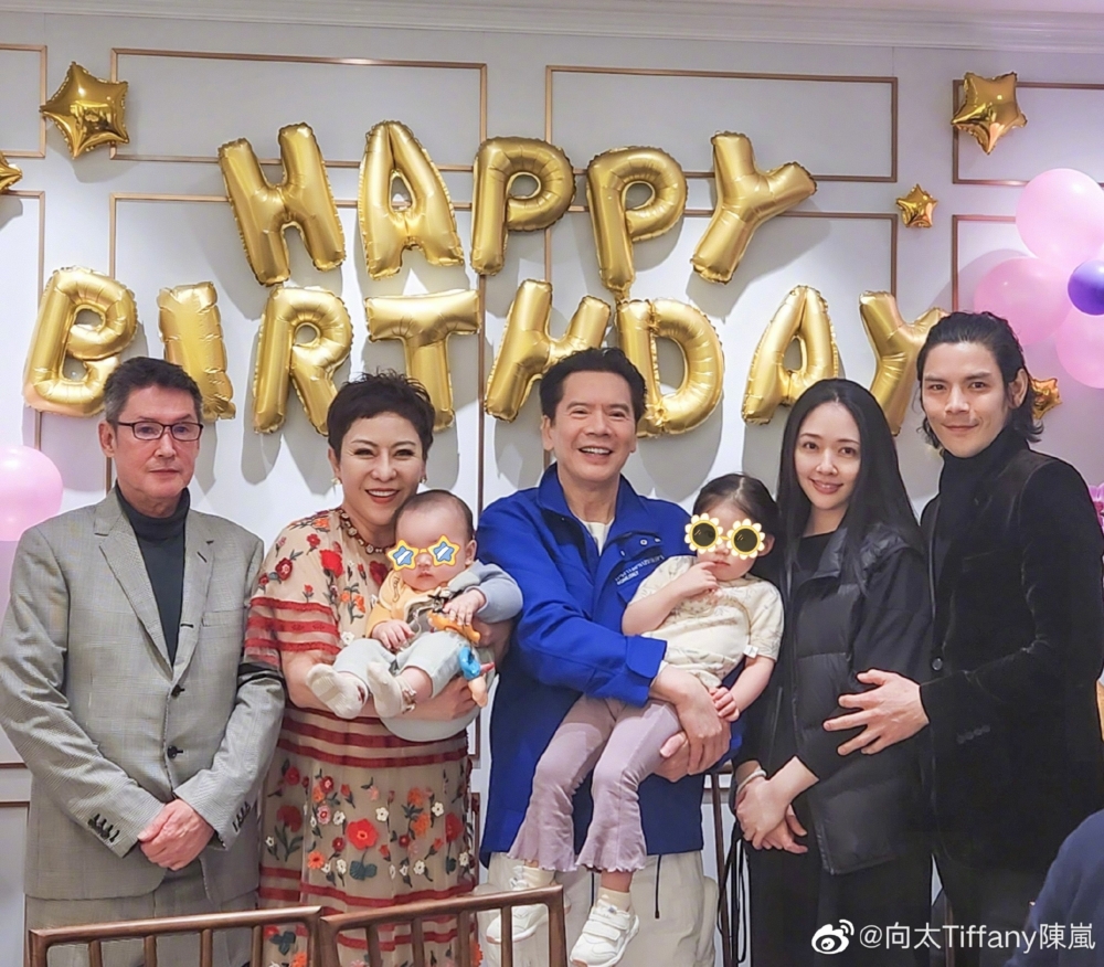 先前郭碧婷先同向佐、兒子女兒、老爺向華強、奶奶向太等人影家庭大合照,力證夫妻感情不變