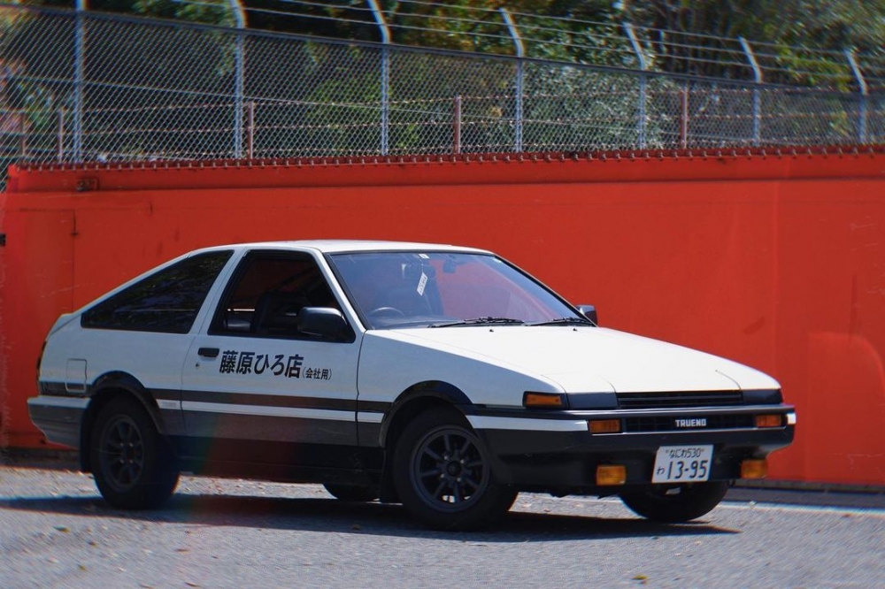 店家還原咗藤原拓海所開嘅各個版本黑白色AE86。