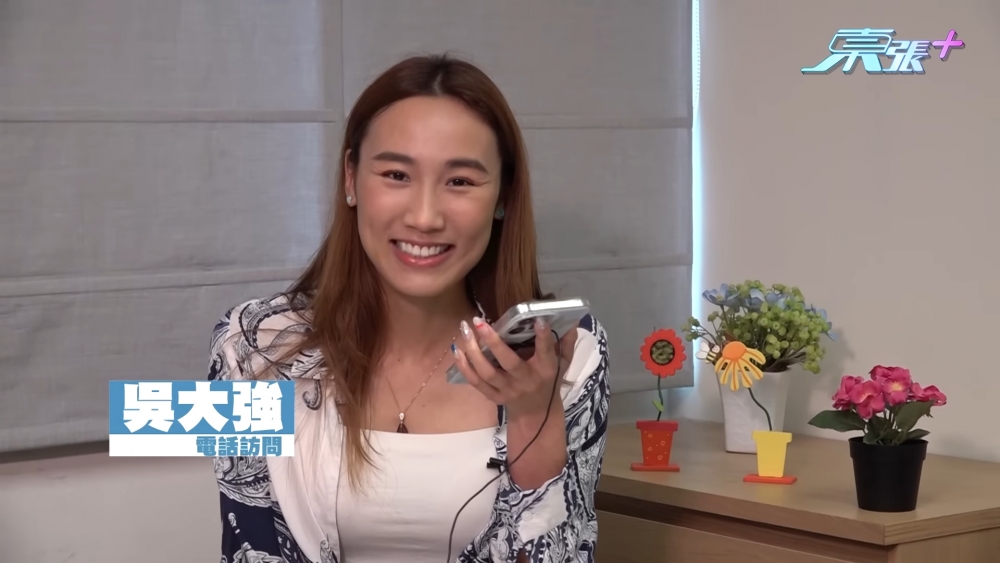 吳大強隔住電話獻唱《人鬼情未了》嘅主題曲。