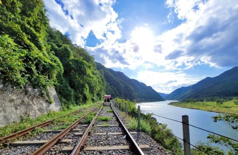 沿途可以觀賞到青草流水嘅江村風景。
