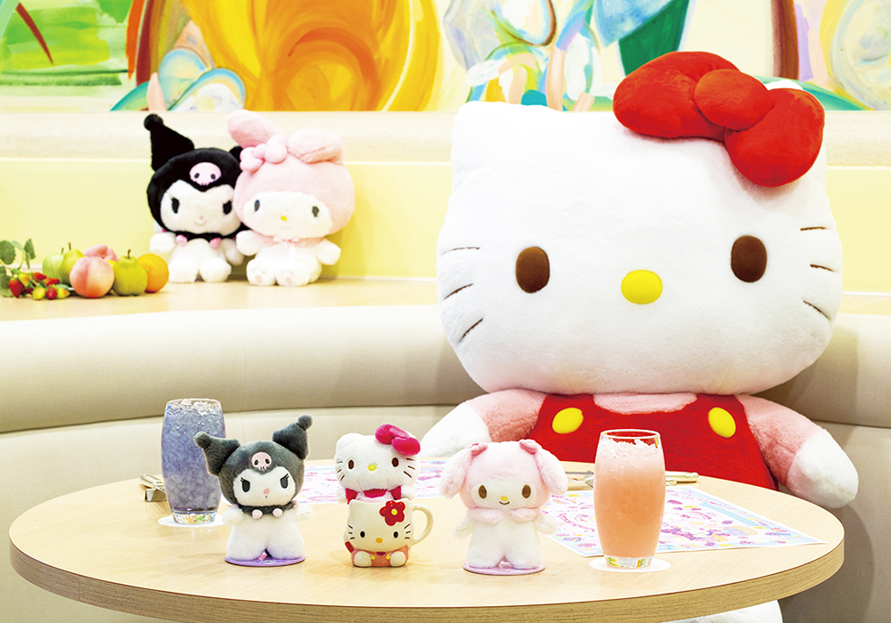 酒店每日每個時段設有3個特別座位，有大大隻的Hello Kitty陪坐，仲可以品嚐限定飲品！