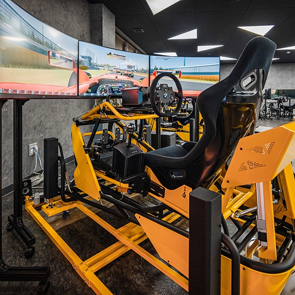 店內有賽車模擬器，畀大家玩虛擬賽車競技。