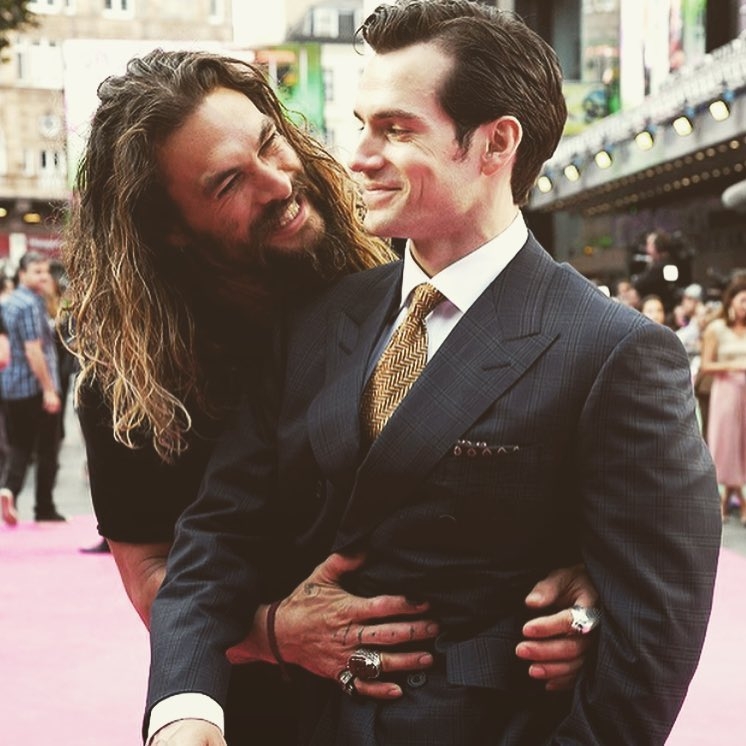 Jason Momoa被稱為「抱抱狂魔」，「超人」Henry Cavill都逃不出他的魔掌！