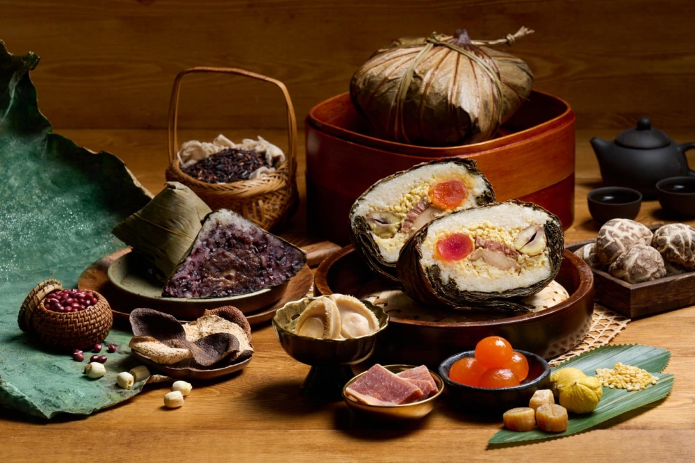 原隻鮑魚裹蒸粽及遠年陳皮豆沙蓮子紫米粽。