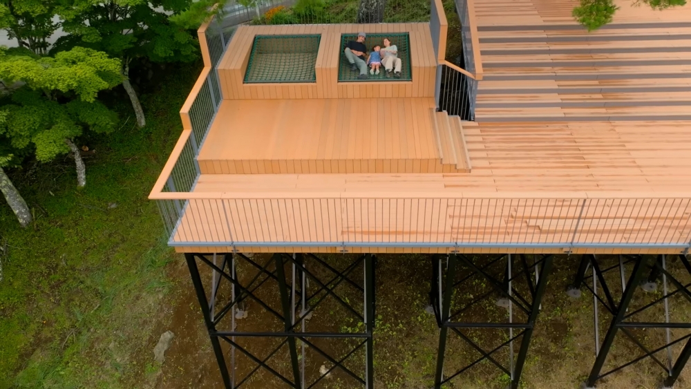 展望台有可以畀遊客躺下嘅蠅網座位。