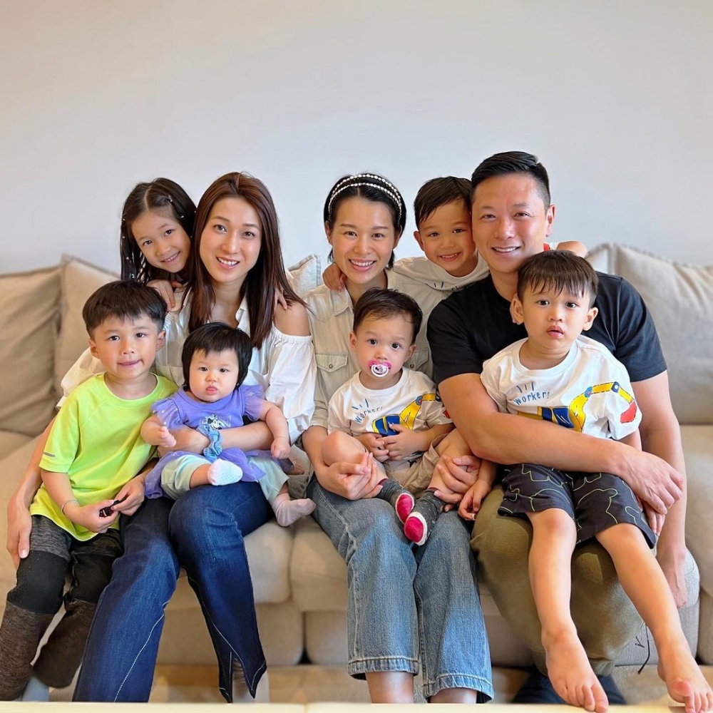 最近胡杏兒就留喺香港專心陪伴家人，更同從加拿大返港嘅鍾嘉欣見面