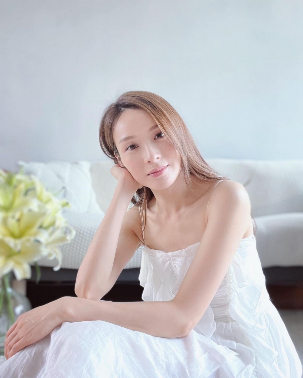 從照片可見Ali應該係淡妝上陣，但皮膚仍「白到發光」