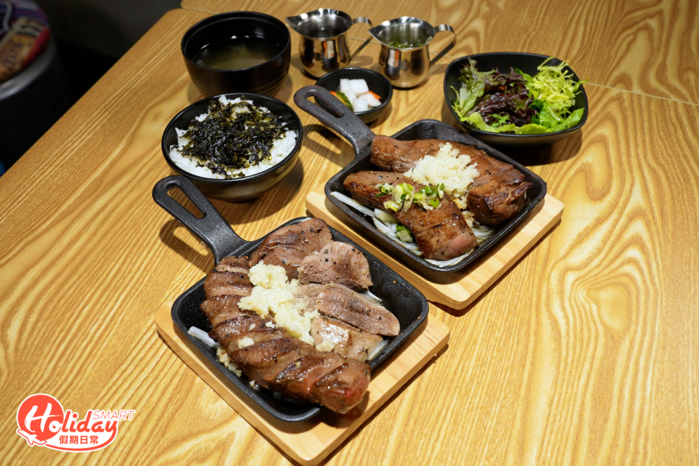 鐵板餐提供4款選擇，每份套餐會跟前菜、沙津、紫菜飯及洋蔥牛根湯。