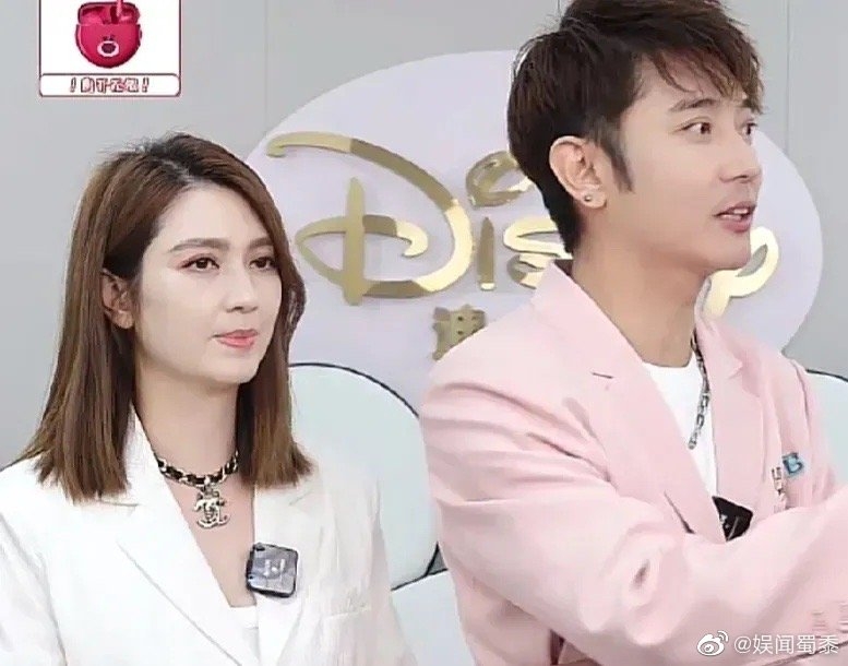 張丹峰有指無視、背對太太。