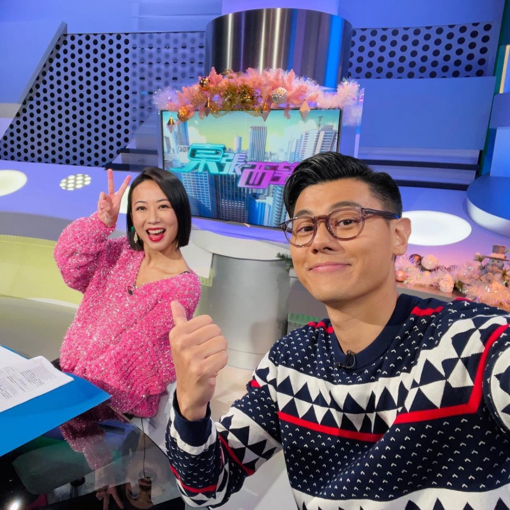 主持容羨媛以生育問題為話題，向拍檔黃耀英提問。