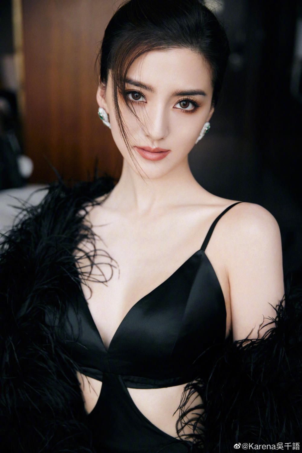 同時亦有「吳千語戛納生圖狀態（戛納即康城）」話題登上熱搜