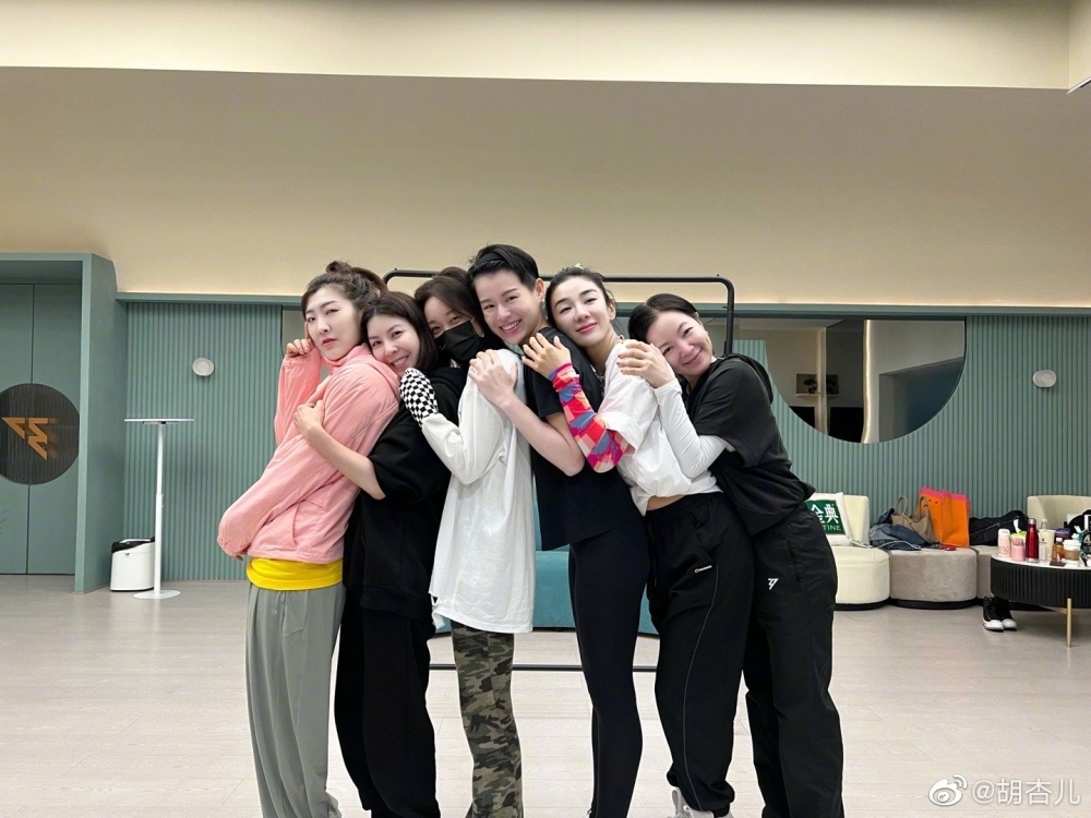 胡杏兒出演人氣綜藝節目《乘風破浪3》挑戰唱歌跳舞。