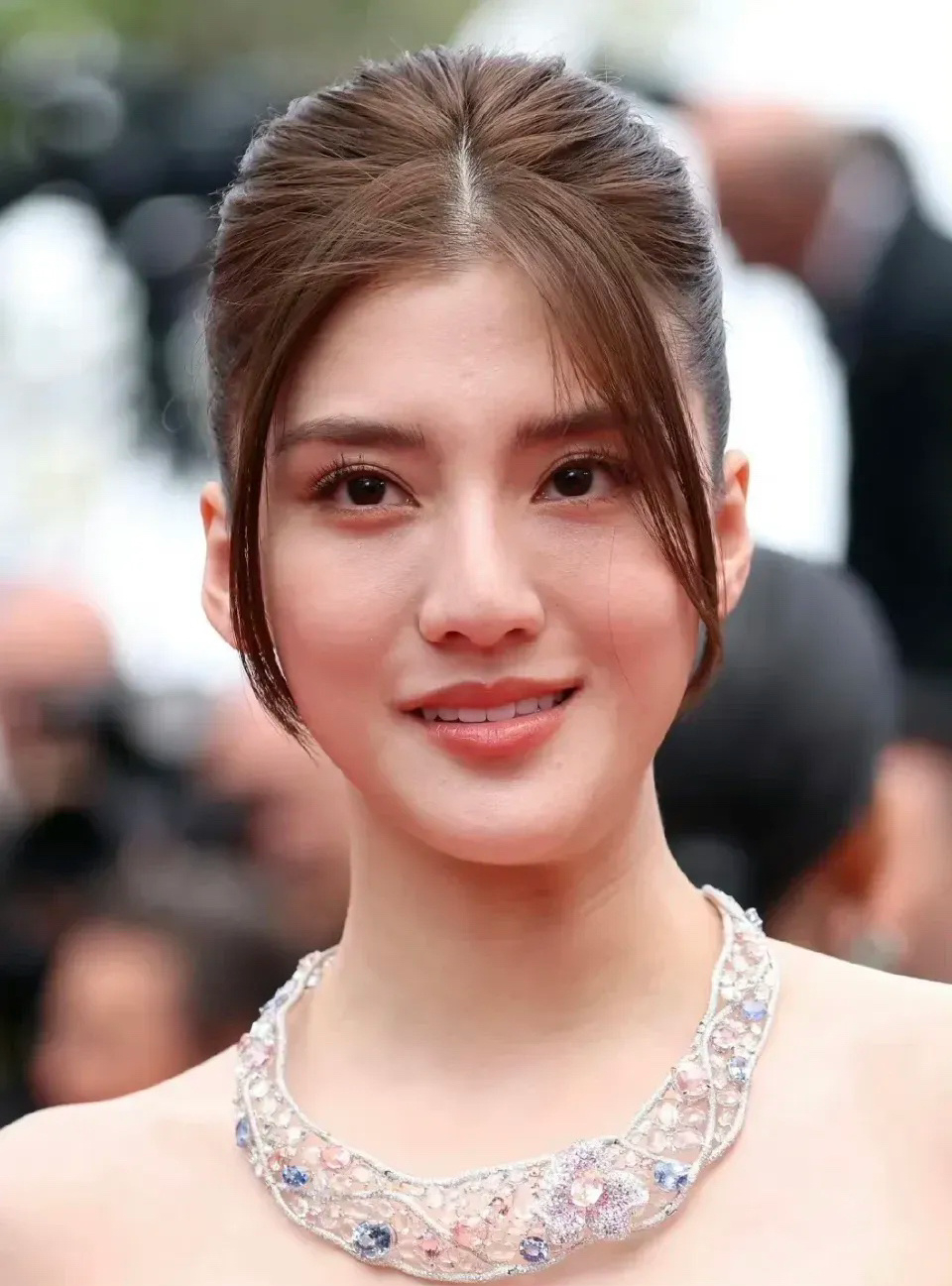 千語BB亦被指臉上有痘印等瑕疵，眼下乾紋嚴重