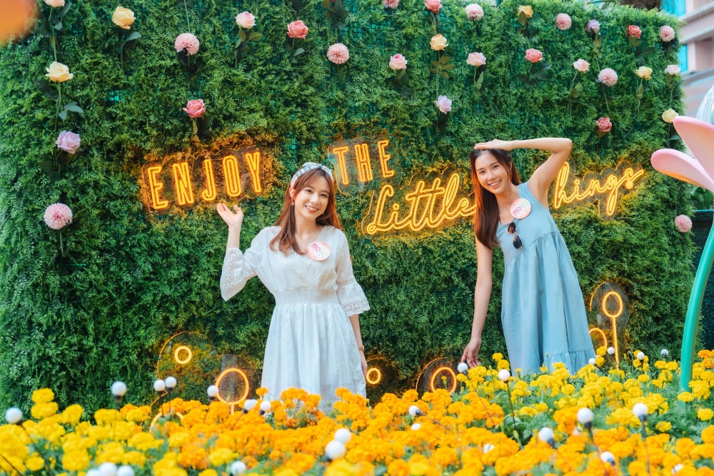 「MOKO GARDEN @L3」戶外休憩空間打造了一大片橘黃萬壽菊波波花田!
